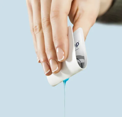 Easysnap® sachet opened and dispensed with one hand