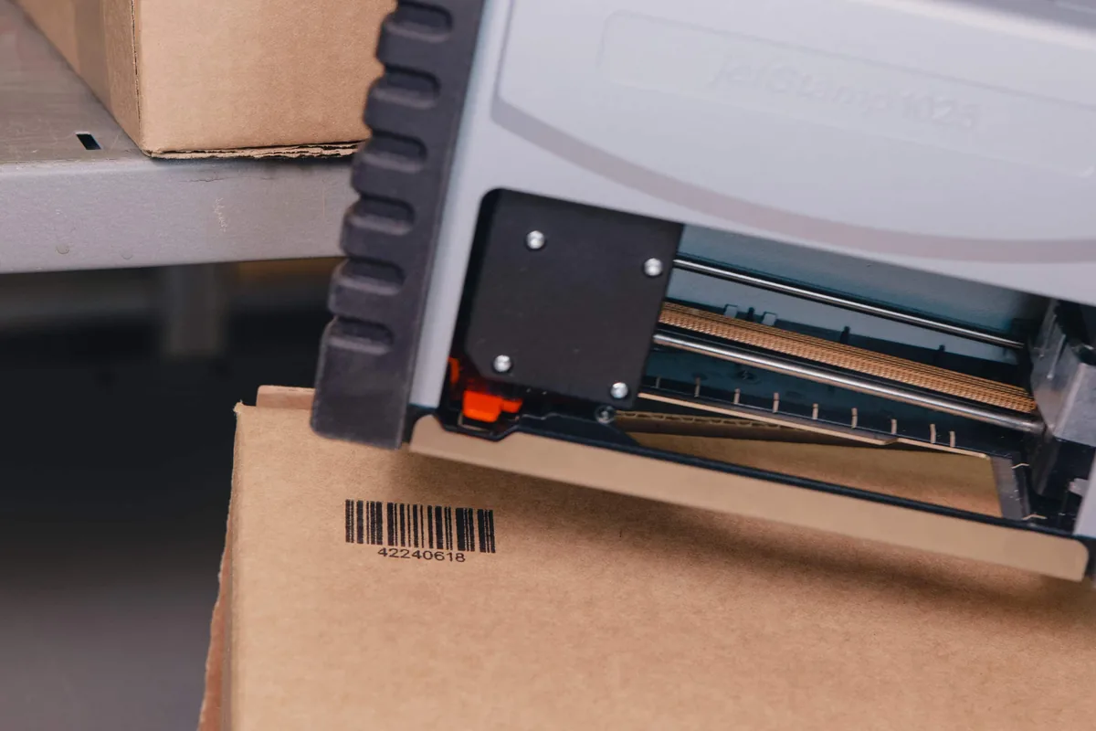 REINER jetStamp 1025 printing a barcode on a carton